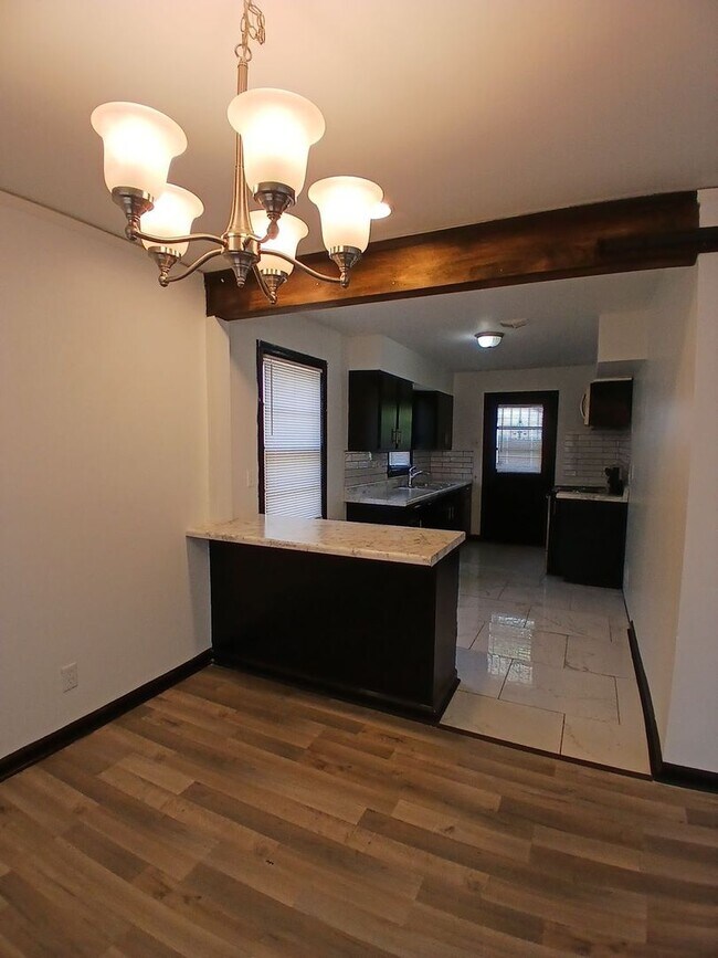 Building Photo - Beautiful 3 bedroom 1 bath home - Open To ...