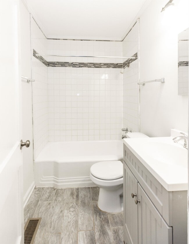 Building Photo - 231 Maple St