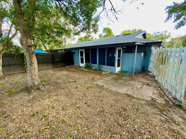 Building Photo - Southern Oaks 2 / 2 with Office & Sun Room