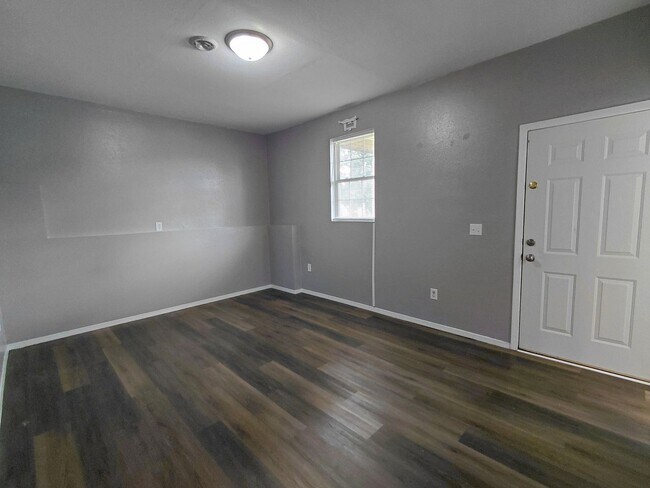 Building Photo - 15430 Top Dr