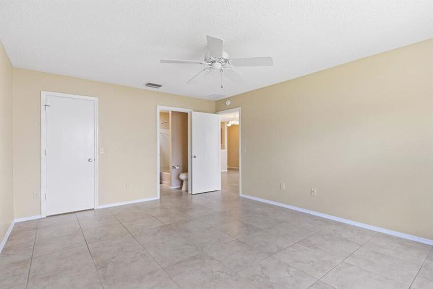 Master bedroom - 2442 Southern Oak St