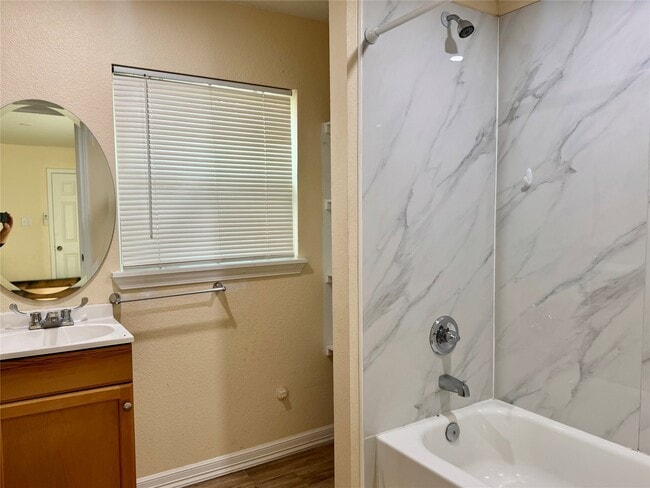 Building Photo - 711 Hahlo St