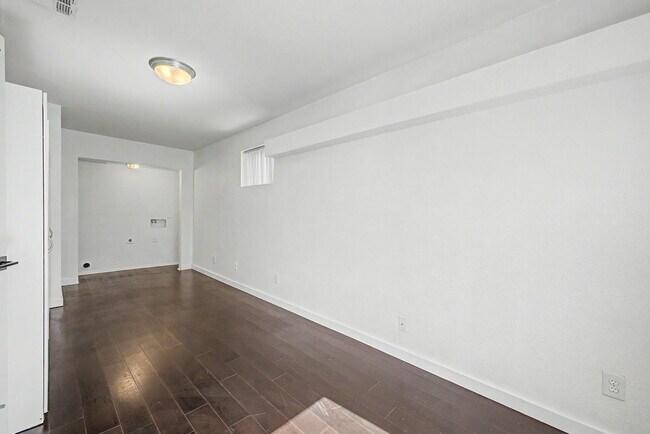 Building Photo - 1006 S Tiago Dr