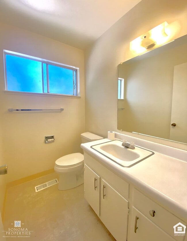 Building Photo - Charming 2 Bed / 1.5 Bath Duplex in Sonoma!