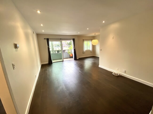 Building Photo - 1250 Kings Rd