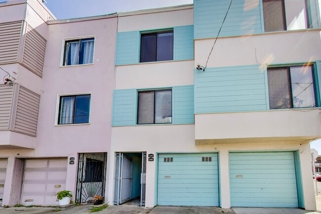 Building Photo - Top-Floor 2BD/1BA Near Ocean Beach & Golden Gate Park
