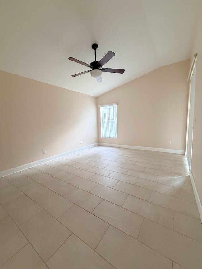 Building Photo - LOTS OF ROOM IN THIS CUTE 3/2 HOME IN CLERMONT!
