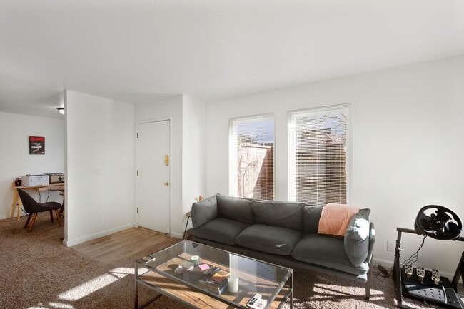 Building Photo - 2 Bedroom 2 Bedroom Home in East Davis with solar