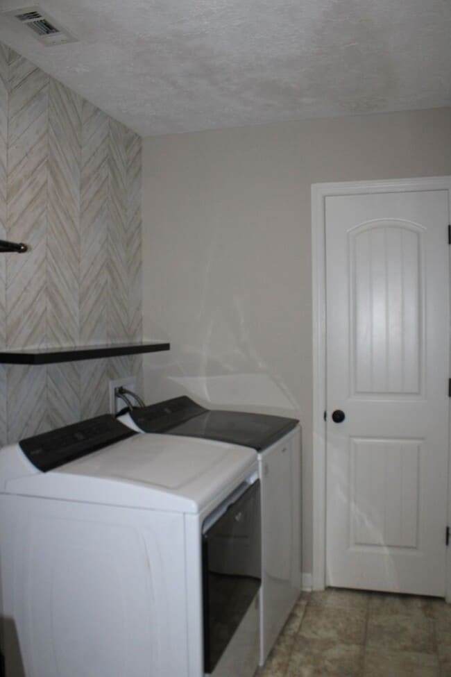 Building Photo - 7105 Summerton Dr