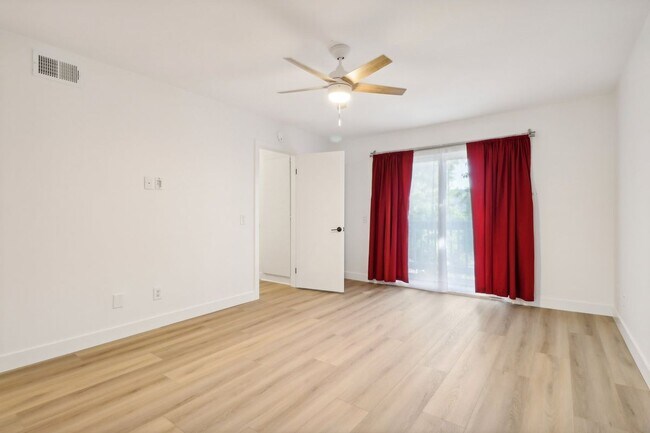 Building Photo - 14913 Campus Park Dr