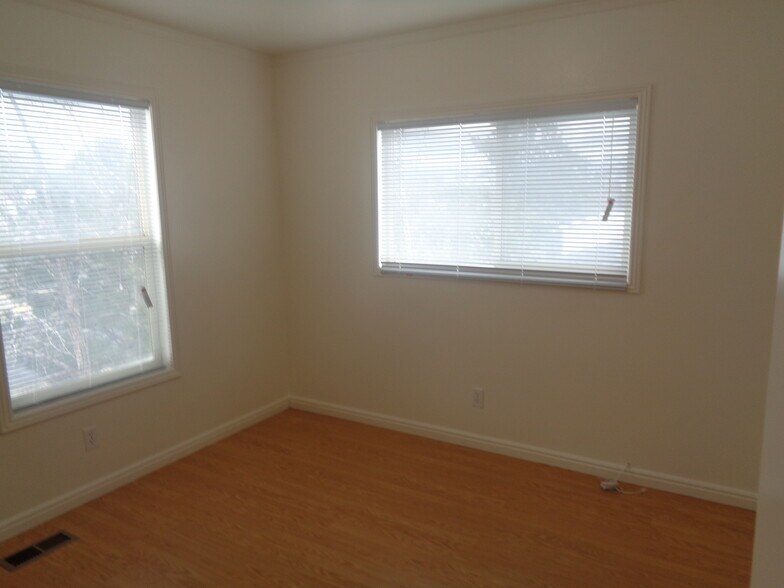 Building Photo - 777 Valley View Dr