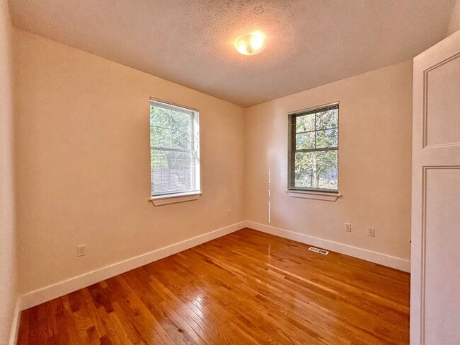 Building Photo - Four Bedroom Home in Eastown GR