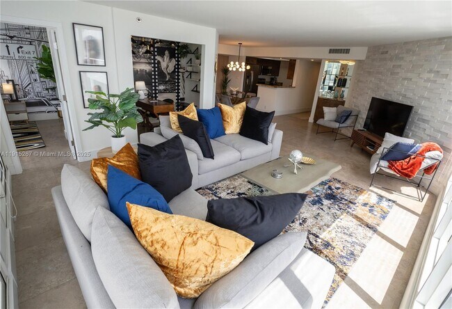 Building Photo - 1717 N Bayshore Dr