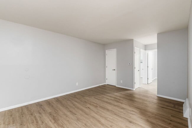 Building Photo - 558 Riverview Dr