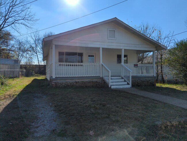 Building Photo - 2 Bedroom Rossville House