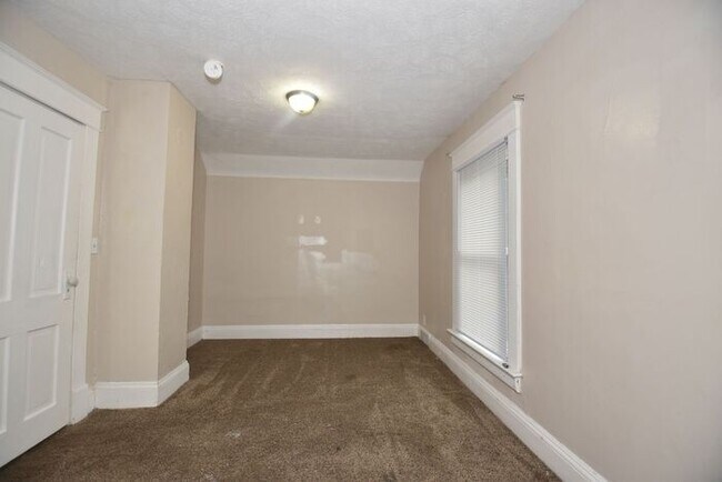 Building Photo - Mishawaka 1/2 story 3 bedroom single-family home with garage