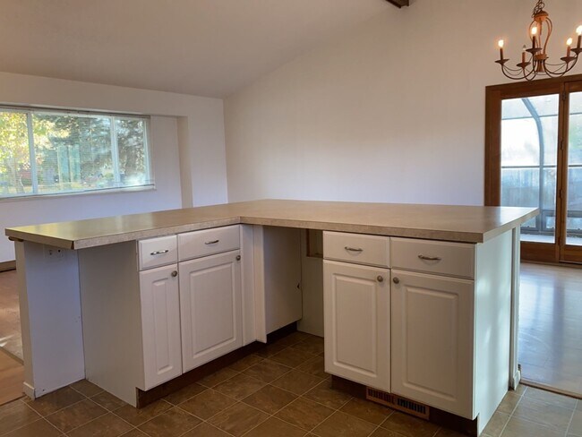 Building Photo - Start a Lease by 12/1 and Receive a $500 R...