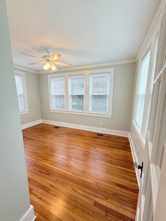 Building Photo - Spacious 2BR/1BA downstairs apartment in 2...