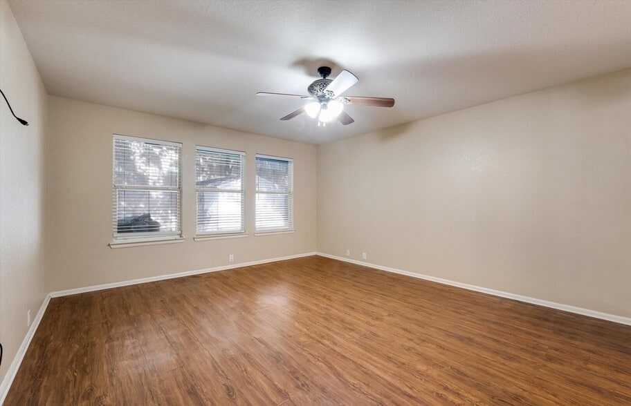 Building Photo - 5248 Columbia Dr