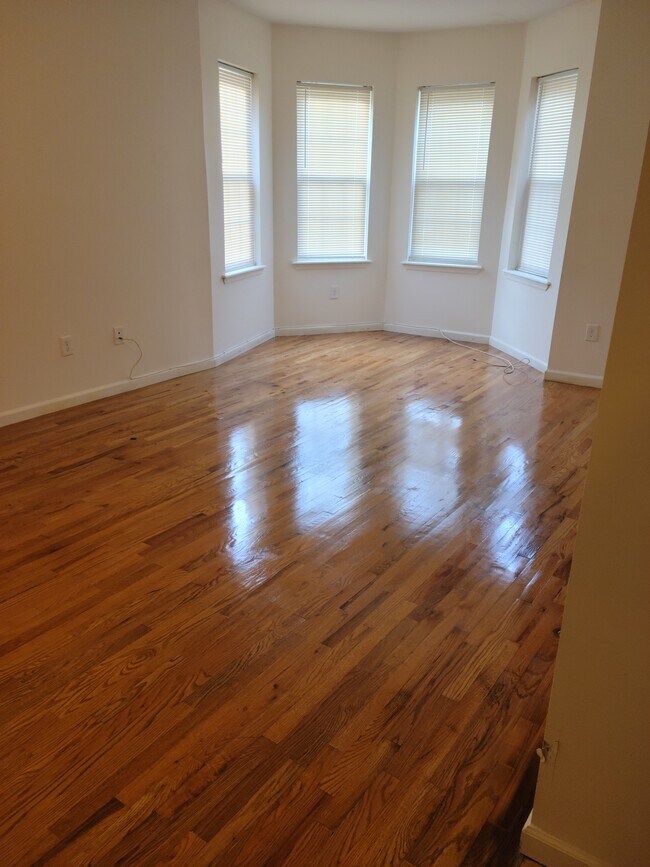 Building Photo - 102 11th Ave W