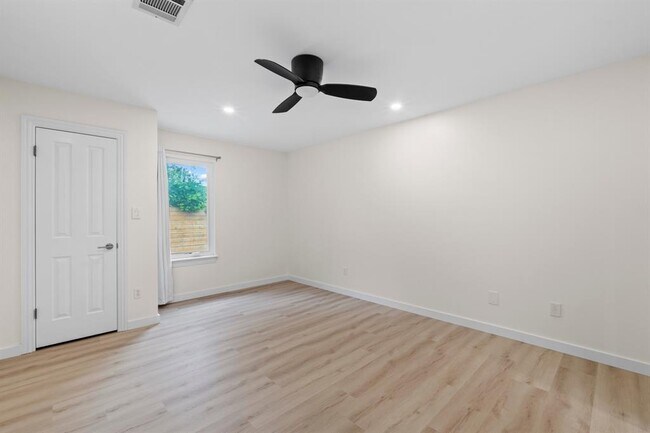 Building Photo - 9309 Bluegrass Dr