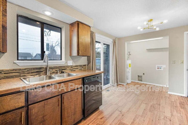 Building Photo - 1613 E Park Ln