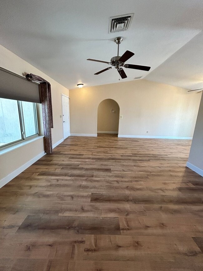 Building Photo - Unfurnished Home!