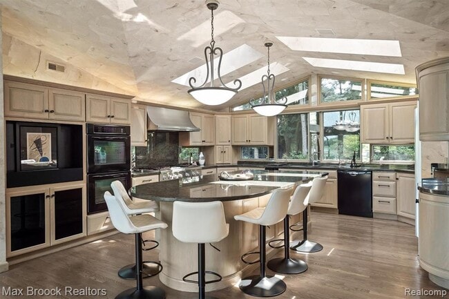 Building Photo - 3333 W Shore Dr