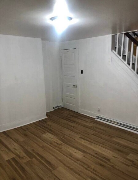 Building Photo - 618 Centre St