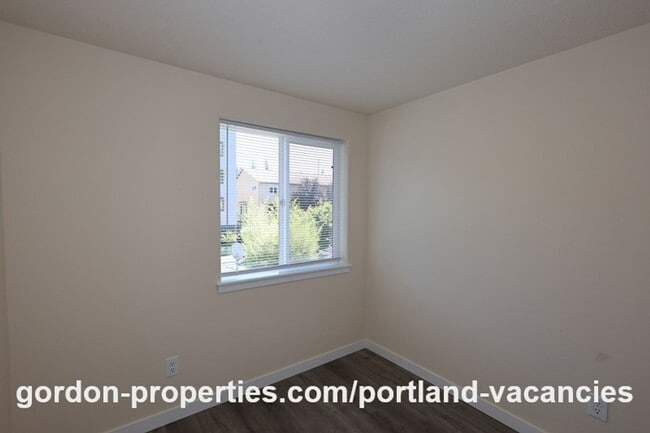 Building Photo - SE 121st Ave- 3 bedroom townhome with gas fireplace