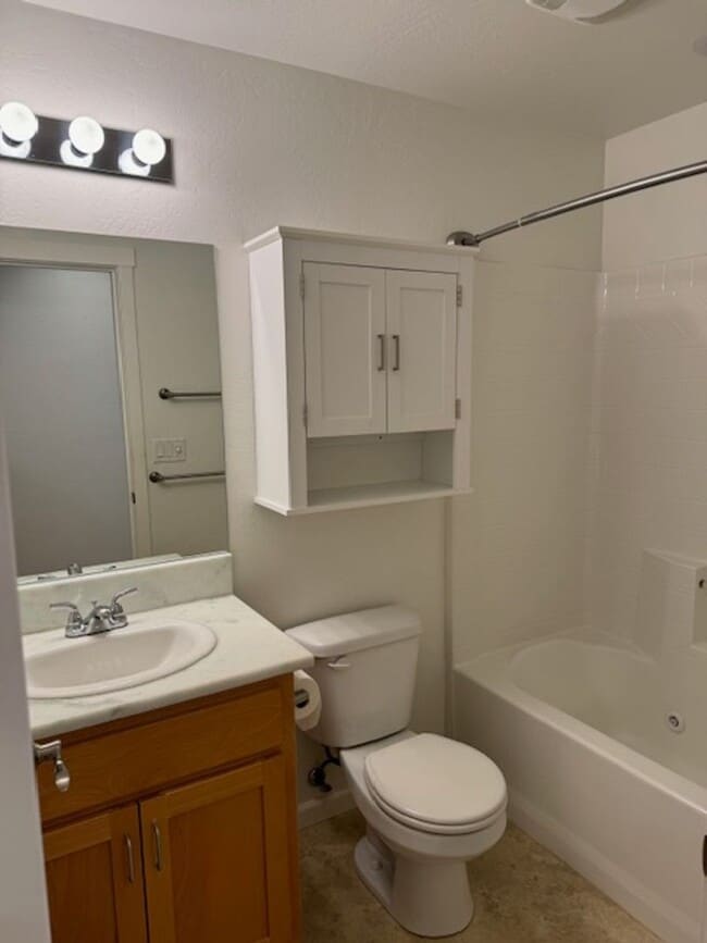 Building Photo - NEW TO MARKET/ 3 BEDROOM HOUSE ON QUIET DEAD END STREET