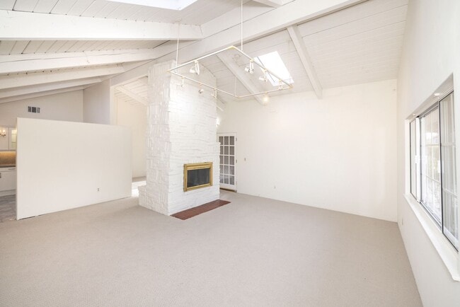 Building Photo - Charming 3 Bed, 2 Bath Single Story Home - Available Short Term!