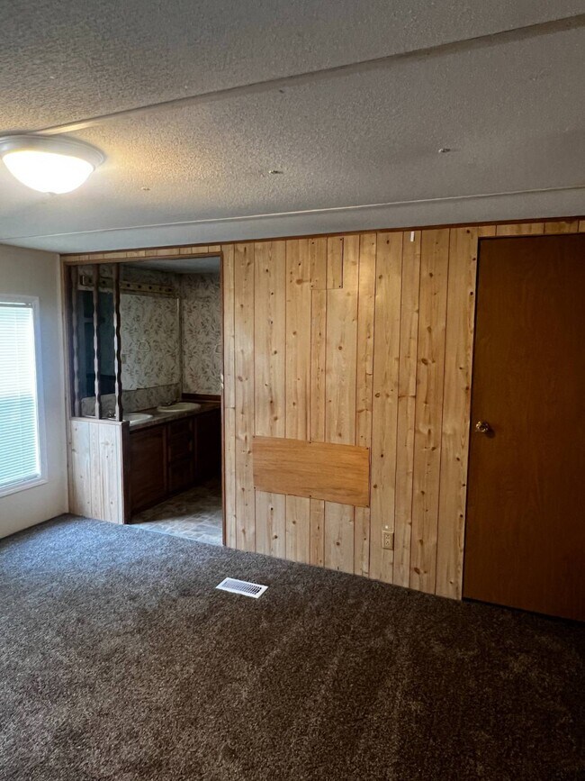 Building Photo - 1027 Aaron Ln