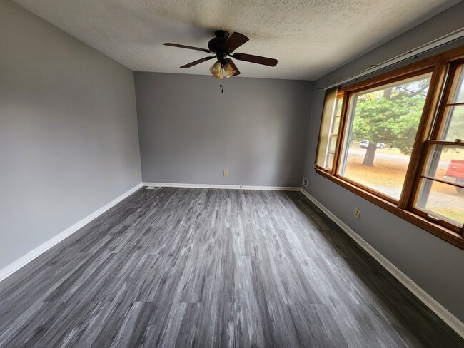 Building Photo - Beautiful 3 Bedroom 1 Bathroom Home