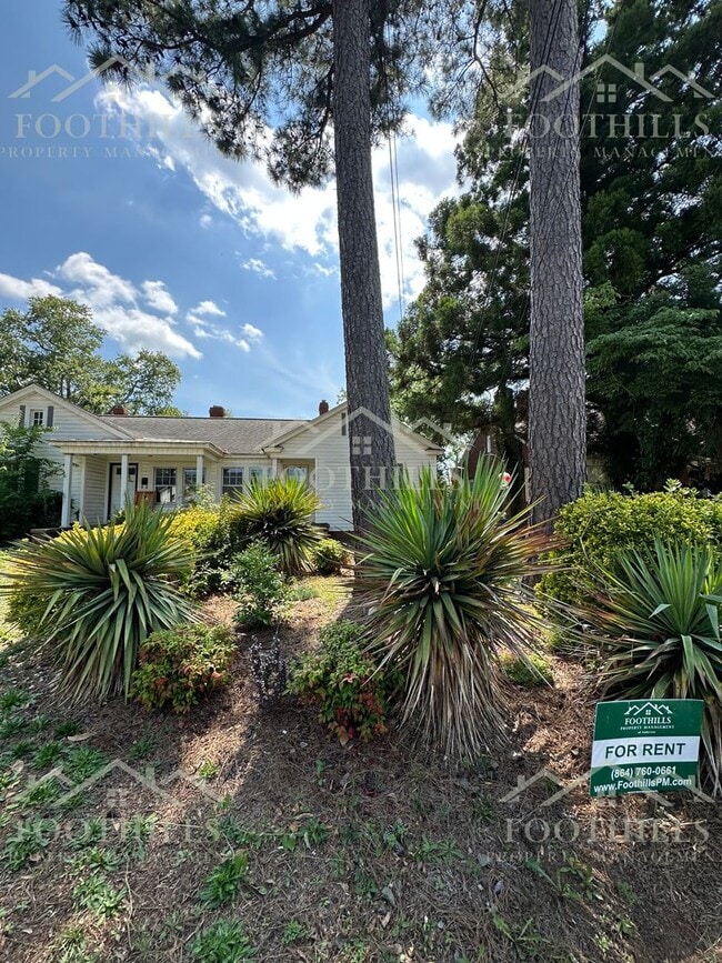 Building Photo - 1 Bedroom + Bonus Room Duplex with Storage...