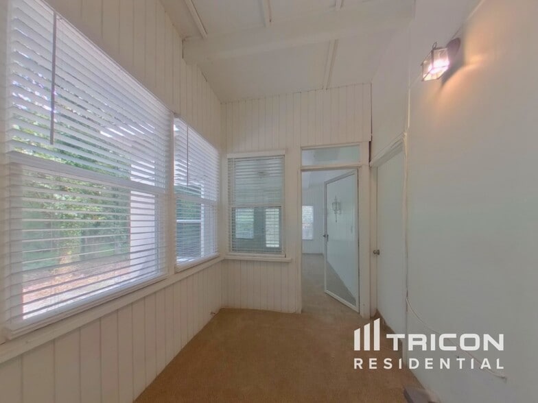 Building Photo - 2087 Meadowbrook Dr SW