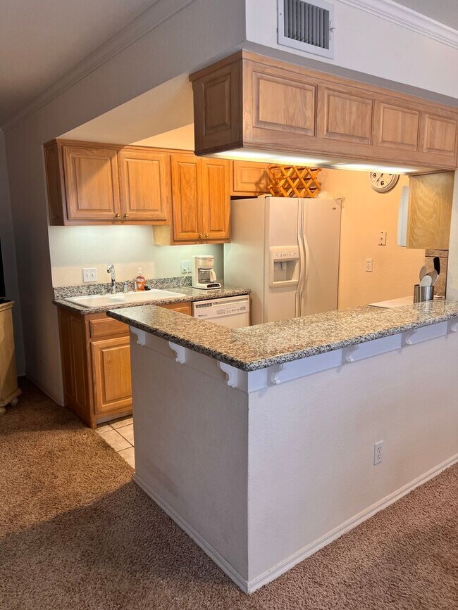 Building Photo - Large Fully Furnished Corporate Unit 1 Bed 1 Bath * Washer/Dryer Included