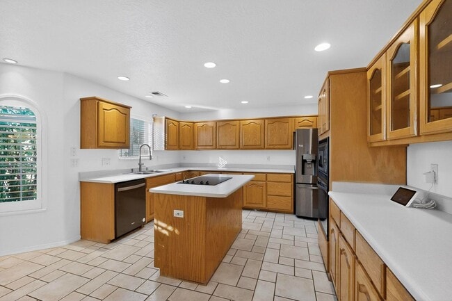 Building Photo - FOUR HILLS Executive Rental 4/5 BD 4/BA