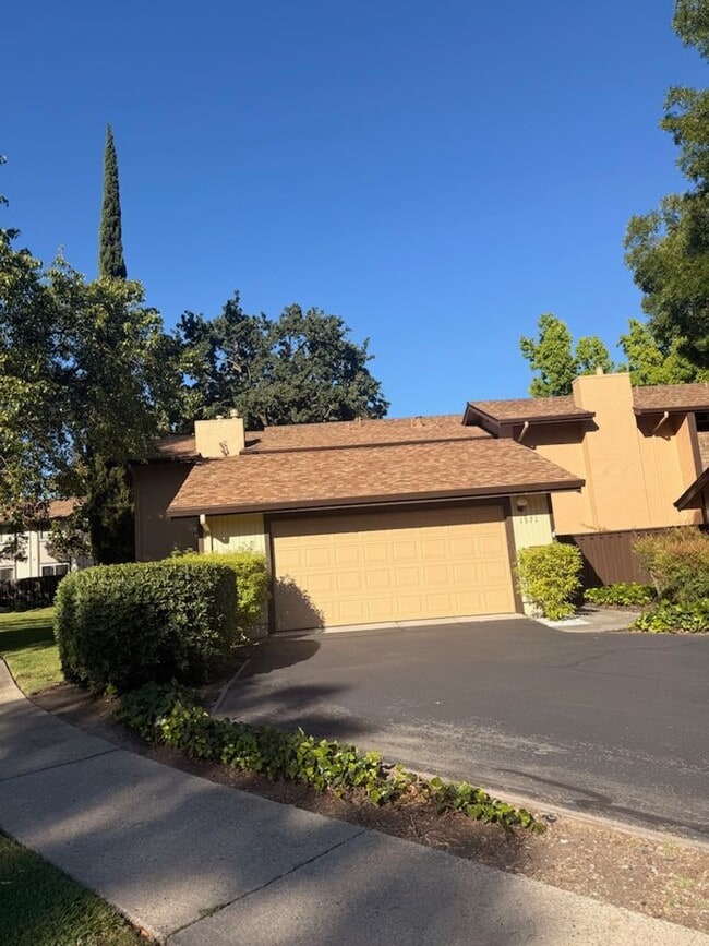 Building Photo - Welcome to this beautiful townhouse located in Walnut Creek-Countrywood 3 bedroom 2.5 Bath