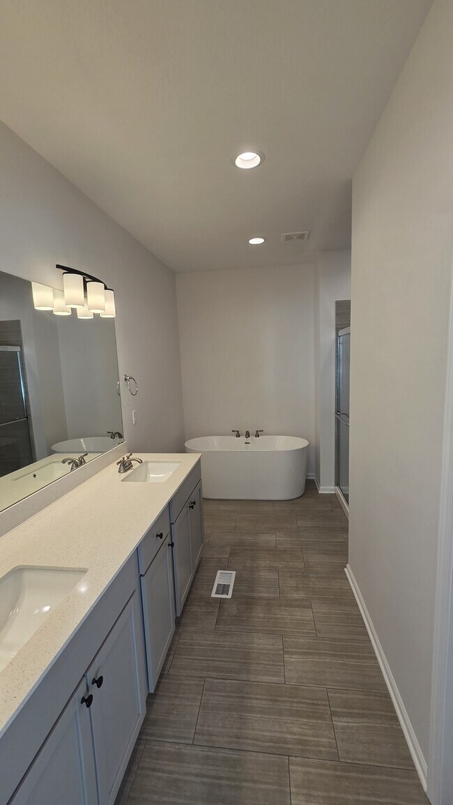 Building Photo - 4 bed 3 bath 2 car garage all maintenance provided townhome