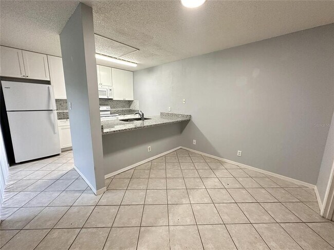 Building Photo - 5363 Bamboo Ct