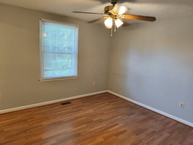Building Photo - Charming Silver Oaks Rambler Ready for You!