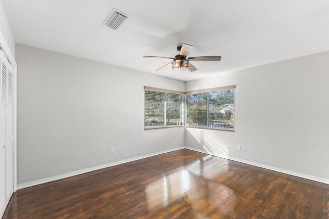 Building Photo - "Charming 3-Bed, 2-Bath Oasis in the Heart of Saint Petersburg – 1,366 Sq Ft of Comfort!"