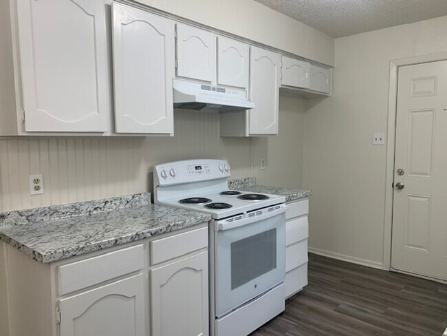 Building Photo - Move in ready! 3 Bedroom, 2 Full Bath Home...