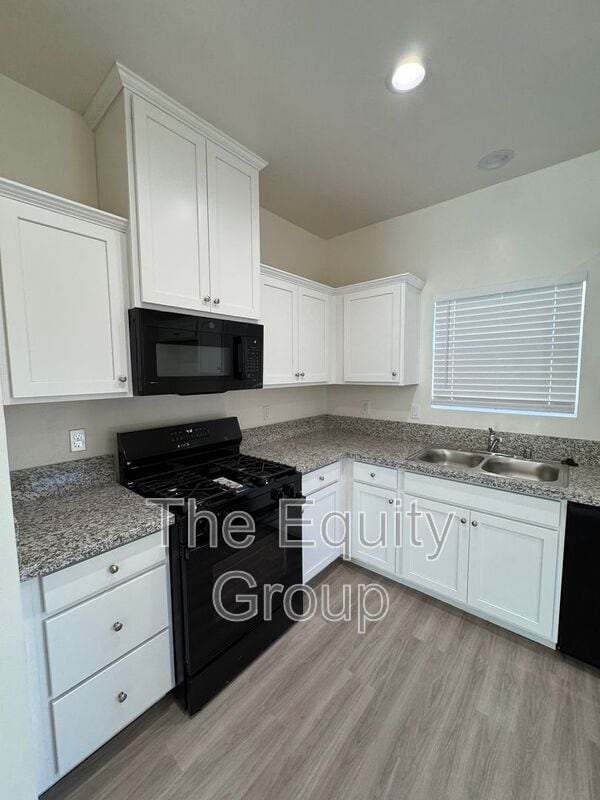 Building Photo - 4116 E Kaweah Ave