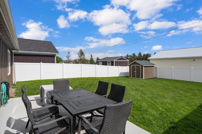 Building Photo - Stunning Townhome with Mountain Views for ...