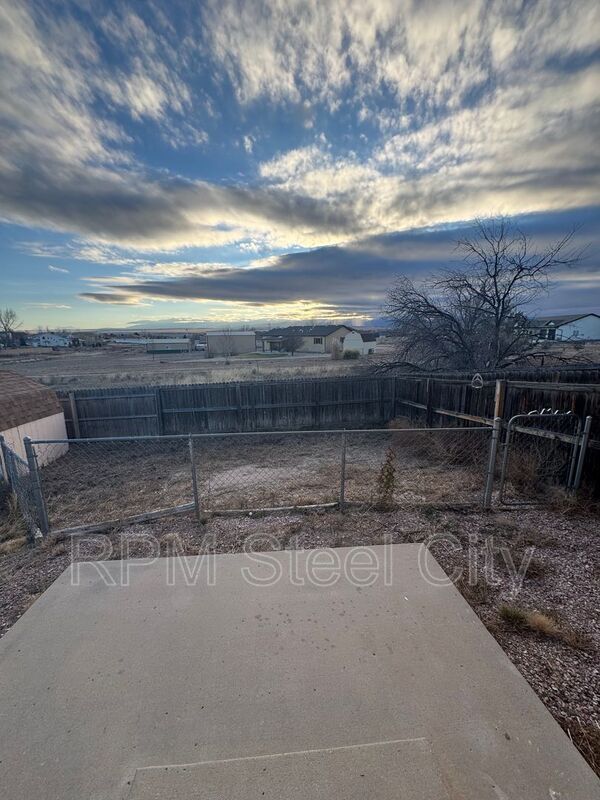 Building Photo - 498-498 W Bellflower Dr