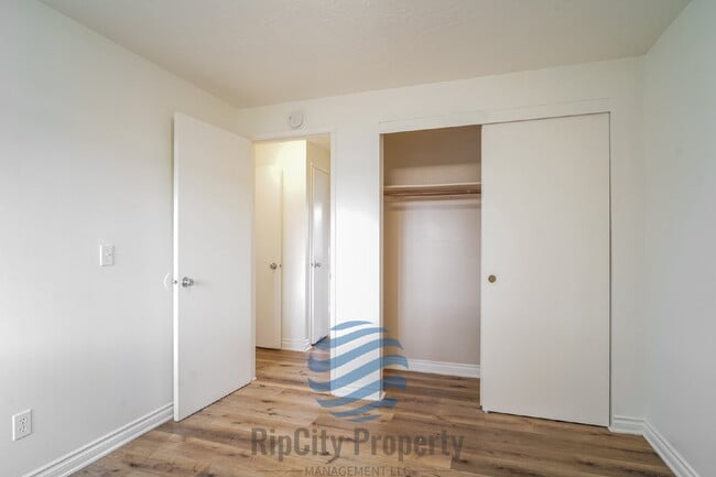 Building Photo - 2452 SE 9th Ct