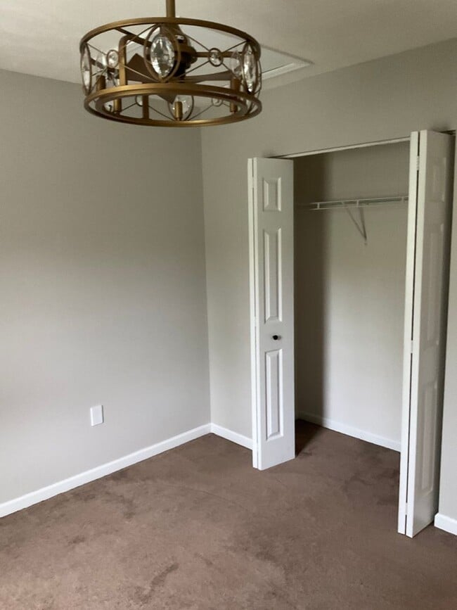 Building Photo - Large 3 Bedroom 2.5 bath townhome with additional finished room.