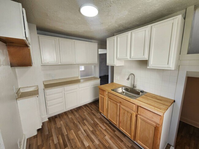 Building Photo - Charming 3-Bedroom Property in Prime Location